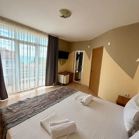 Santorini Hotel *